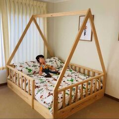Picture of canopy bed on the floor, with thick base