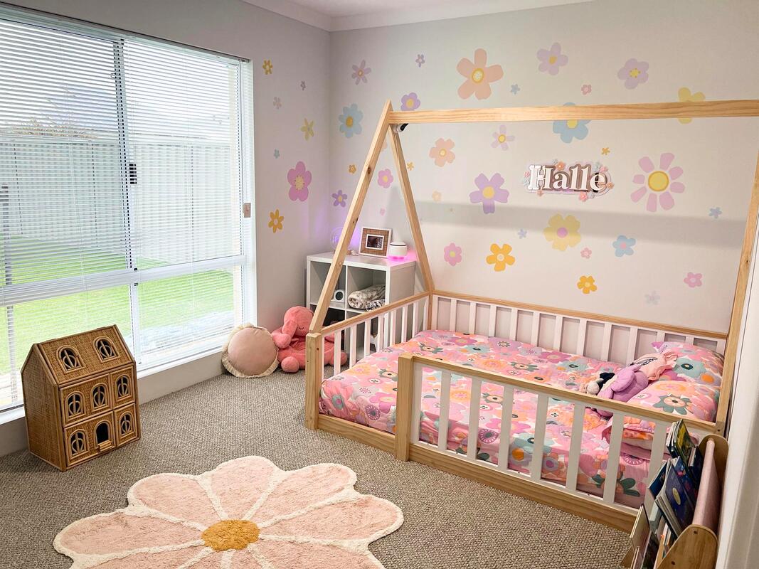 Picture of Canopy be on the floor with white rails